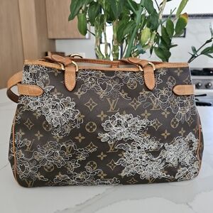 LOUIS VUITTON BATIGNOLES SILVER DANTELLE SHOULDER BAG, EXCELLENT